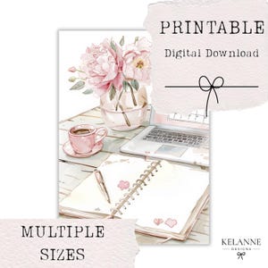 Può includere: Illustrazione ad acquerello di uno spazio di lavoro con un laptop, un taccuino e una tazza di caffè. Un vaso di fiori rosa è posto accanto al laptop. Il testo "PRINTABLE Digital Download" e "MULTIPLE SIZES" è visualizzato.