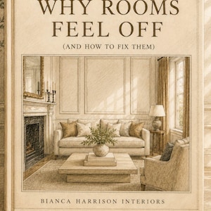 Puede incluir: Un libro de tapa dura titulado Why Rooms Feel Off (And How To Fix Them) de Bianca Harrison Interiors. La portada presenta una ilustración en tono sepia de una sala de estar con sofá, mesa de centro, chimenea y sillón. El texto inferior dice Design Principles, Easy Explanations, Practical Tips, Create A Home That Feels Beautifully Put Together.