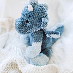 Crochet instructions/Pattern Dragon Bela *Amigurumi* Language: German, English *PDF*© design by @helibelle.design