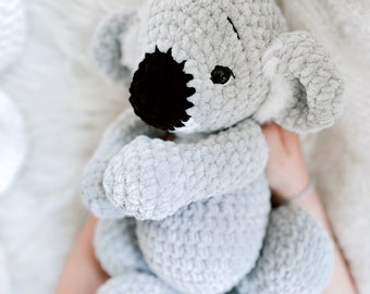 Crochet instructions Koala Clara *Amigurumi* Language: German *PDF*© design by @_helibelle