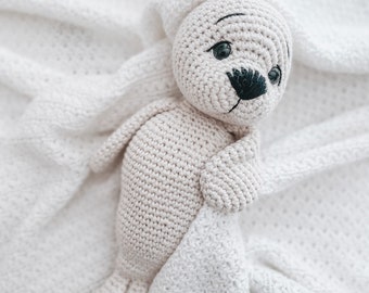 Crochet pattern Seal Ruby Amigurumi* Language: German *PDF*© design by @helibelle.design