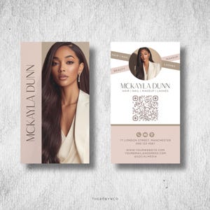 Puede incluir: Dos tarjetas de visita. Una presenta el nombre "MCKAYLA DUNN" verticalmente. La otra tarjeta incluye una foto de una mujer, el nombre "MCKAYLA DUNN" e información de contacto para cabello, uñas, maquillaje y pestañas.