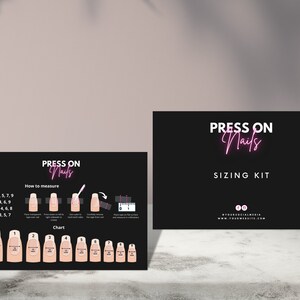 Op de afbeelding: Een zwarte press-on nagel sizing kit met de tekst "PRESS ON Nails" in wit en roze. De kit bevat een tabel met nagelmaten en instructies voor het meten van nagels. De achterkant van de kit leest "SIZING KIT".