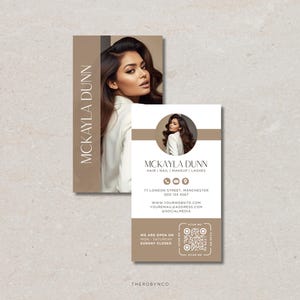 Puede incluir: Diseño de tarjeta de visita con un retrato de mujer y el nombre "MCKAYLA DUNN" en formato vertical. La tarjeta incluye información de contacto para servicios de peluquería, uñas, maquillaje y pestañas, con un código QR y redes sociales.
