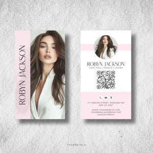Puede incluir: Una tarjeta de visita blanca con acentos rosados presenta el retrato de una mujer y el texto "ROBYN JACKSON" con los servicios "HAIR | NAIL | MAKEUP | LASHES". La tarjeta también incluye un código QR, información de contacto y una dirección de sitio web.