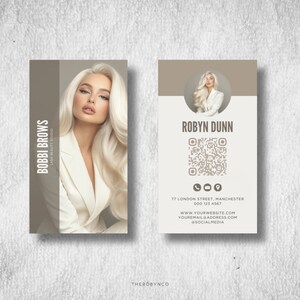 Puede incluir: Una tarjeta de visita con fondo beige y texto blanco. La tarjeta presenta una foto de una mujer con cabello rubio y una chaqueta blanca. El texto en la tarjeta dice "Robyn Dunn" e incluye un código QR, un número de teléfono, una dirección, un sitio web, una dirección de correo electrónico y un identificador de redes sociales.
