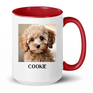 Könnte beinhalten: Weiße Keramik-Kaffeetasse mit rotem Rand und Henkel. Die Tasse zeigt ein Foto eines hellbraunen und weißen Welpen mit dem Wort "COOKIE" unter dem Foto.