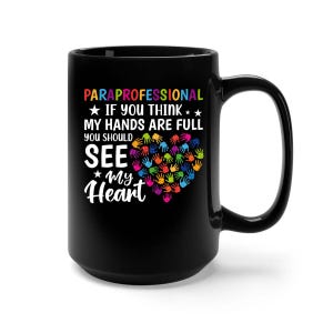 Peut inclure: Mug à café noir avec du texte blanc qui dit "PARAPROFESSIONAL ★ IF YOU THINK MY HANDS ARE FULL YOU SHOULD SEE MY HEART ★" avec un graphique de cœur en empreintes de mains colorées.