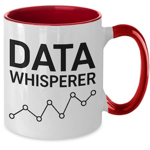 Può includere: Tazza in ceramica bianca con bordo e manico rossi. La tazza presenta il testo "DATA WHISPERER" in lettere nere e un grafico di linea nero.