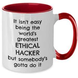 Può includere: Tazza in ceramica bianca con interno e manico rossi. La tazza presenta il testo: "It isn't easy being the world's greatest ETHICAL HACKER but somebody's gotta do it" in nero. Un regalo umoristico per hacker etici.