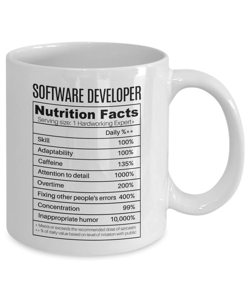 Może przedstawiać: Biały ceramiczny kubek do kawy z czarno-białym nadrukiem etykiety wartości odżywczych dla programisty. Etykieta zawiera procentowy udział dzienny umiejętności, zdolności adaptacyjnych, kofeiny, dbałości o szczeg&oacute;ły, nadgodzin, naprawiania błęd&oacute;w innych os&oacute;b, koncentracji i nieodpowiedniego humoru.