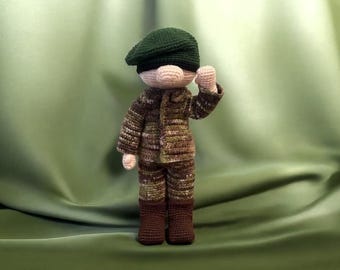 Haakpatroon soldaat amigurumi: Royal Marine, Royal Navy, laag naaiwerk (pdf-tutorial)