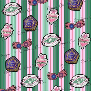 Op de afbeelding: Een herhalend patroon met magische elementen. Het bevat afbeeldingen van Chocolate Frog-dozen, Love Potion-flessen, Honeydukes-logo's en roze gevleugelde brillen, tegen een achtergrond van roze en groene strepen.