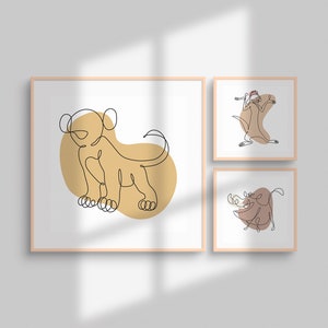Può includere: Tre illustrazioni incorniciate di animali dei cartoni animati disegnati in uno stile a linea singola. La prima illustrazione è di un cucciolo di leone in un cerchio giallo, la seconda è di un suricato in un cerchio marrone e la terza è di un facocero in un cerchio marrone.