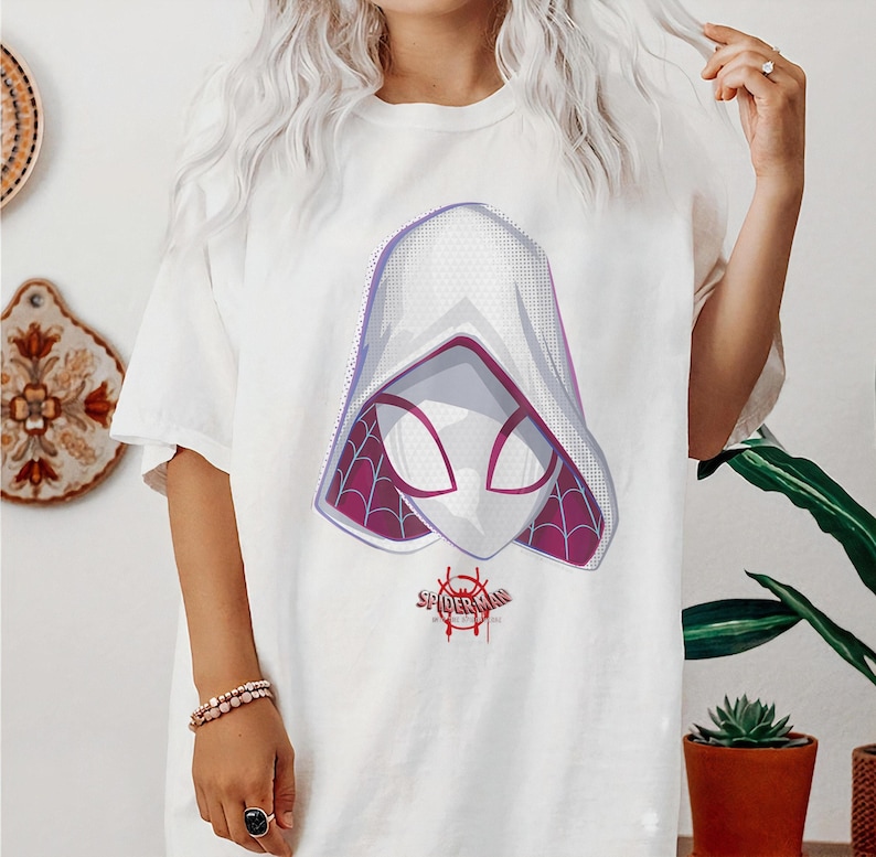 Marvel Spider-Gwen Spiderverse Maske Grafik Spider Man Shirt, Disneyland Familie passendes Shirt, Magic Kingdom T-Shirt, BTW Epcot Freizeitpark Shirt Bild 1