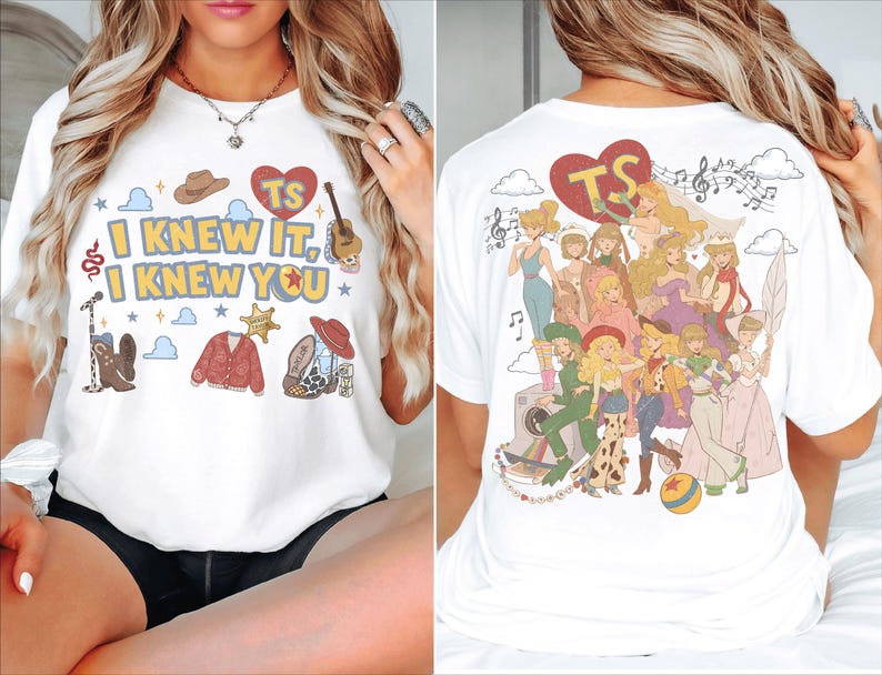 以下が含まれることがあります： フロントに「I KNEW IT, I KNEW YOU」の文字、カウボーイハット、ギター、マイク、ブーツが描かれた白いTシャツ。背面には「TS」と書かれた大きな赤いハート、音符、そしてイラスト化されたキャラクターのグループがプリントされています。