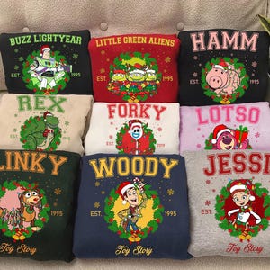 Disney Toy Story Charaktere Est 1995 Weihnachtskranz Lichter Shirt, Toy Story Weihnachten Sweatshirt, Disneyland Weihnachten Passende Familien Shirts Bild 1