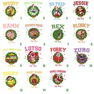 Disney Toy Story Charaktere Est 1995 Weihnachtskranz Lichter Shirt, Toy Story Weihnachten Sweatshirt, Disneyland Weihnachten Passende Familien Shirts Bild 2