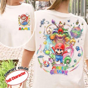 Pu&ograve; includere: Un cartello in legno rustico con la scritta "Welcome to our home" in lettere bianche. Il cartello presenta una finitura invecchiata e un design semplice e accogliente.