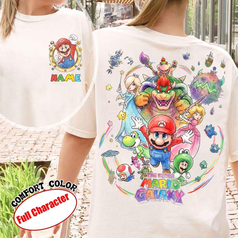 Pu&ograve; includere: Un cartello in legno rustico con la scritta "Welcome to our home" in lettere bianche. Il cartello presenta una finitura invecchiata e un design semplice e accogliente.