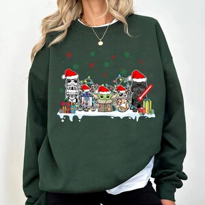 Camiseta navideña de personajes de Star Wars, camiseta navideña de Darth Vader, Stormtrooper y Baby Yoda, camiseta navideña de Disneyland, camiseta navideña de Galaxy's Edge imagen 3