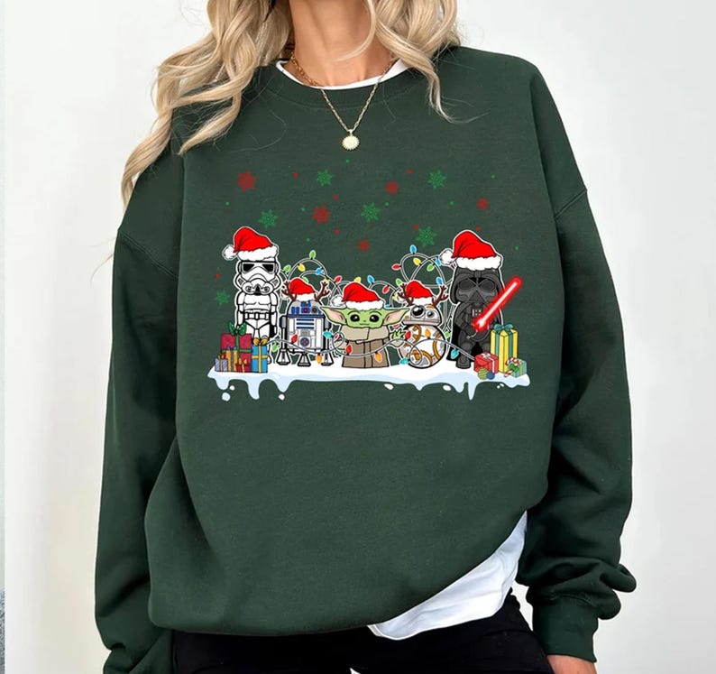 Camiseta navideña de personajes de Star Wars, camiseta navideña de Darth Vader, Stormtrooper y Baby Yoda, camiseta navideña de Disneyland, camiseta navideña de Galaxy's Edge imagen 3