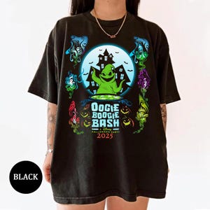 以下が含まれることがあります： Oogie Boogie Bash Disney Halloween Party 2025のカラフルなグラフィックデザインが施された黒いTシャツ。デザインには、緑色のウギー・ブギーのキャラクター、お化け屋敷、イベント名が含まれています。