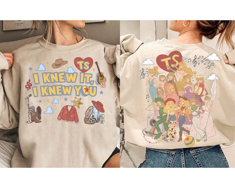 以下が含まれることがあります： カウボーイハット、ギター、赤いカーディガン、ブーツ、そして「TS I KNEW IT, I KNEW YOU」という文字が前面にプリントされたベージュのスウェットシャツ。背面には、様々なキャラクターのイラストのコラージュ、TSと書かれた赤いハート、音符が描かれています。