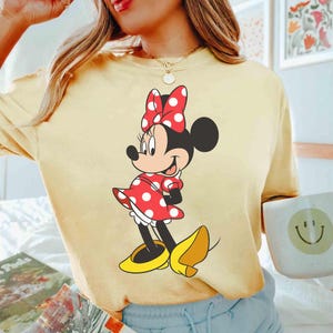Maglietta coordinata per la famiglia Disney con Minnie Mouse in posa classica, Topolino e amici, Disneyland, Magic Kingdom e il parco a tema WDW Epcot. immagine 2
