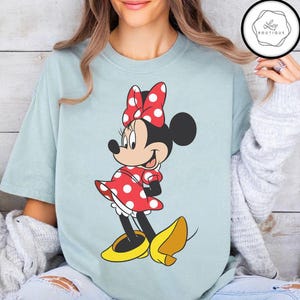 Maglietta coordinata per la famiglia Disney con Minnie Mouse in posa classica, Topolino e amici, Disneyland, Magic Kingdom e il parco a tema WDW Epcot. immagine 4