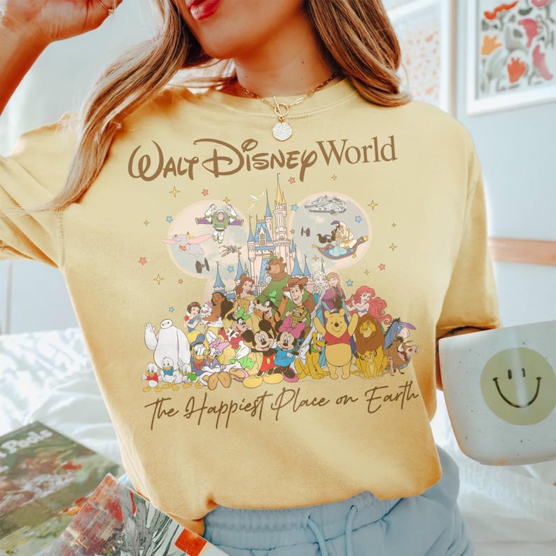 Vintage Walt Disney World Storybook Comfort Farben Shirt, Vintage Mickey und Friends Magic Kingdom T-Shirt, Disney Familienurlaub Reise 2026 T-Shirt Bild 3