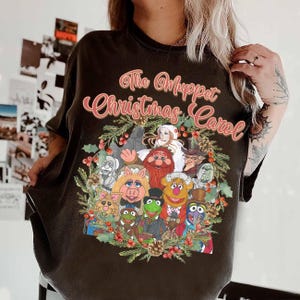 Retro Disney The Muppet Christmas Carol Group Christmas Wreath Shirt , Disney Gonzo Kermit The Frog Rizzo Piggy Santa Xmas, Disneyland Xmas