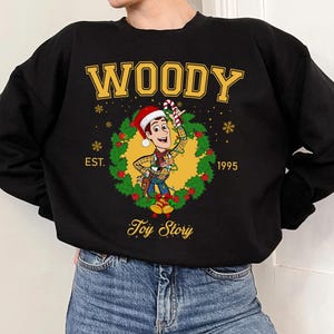 Disney Toy Story Charaktere Est 1995 Weihnachtskranz Lichter Shirt, Toy Story Weihnachten Sweatshirt, Disneyland Weihnachten Passende Familien Shirts Bild 4