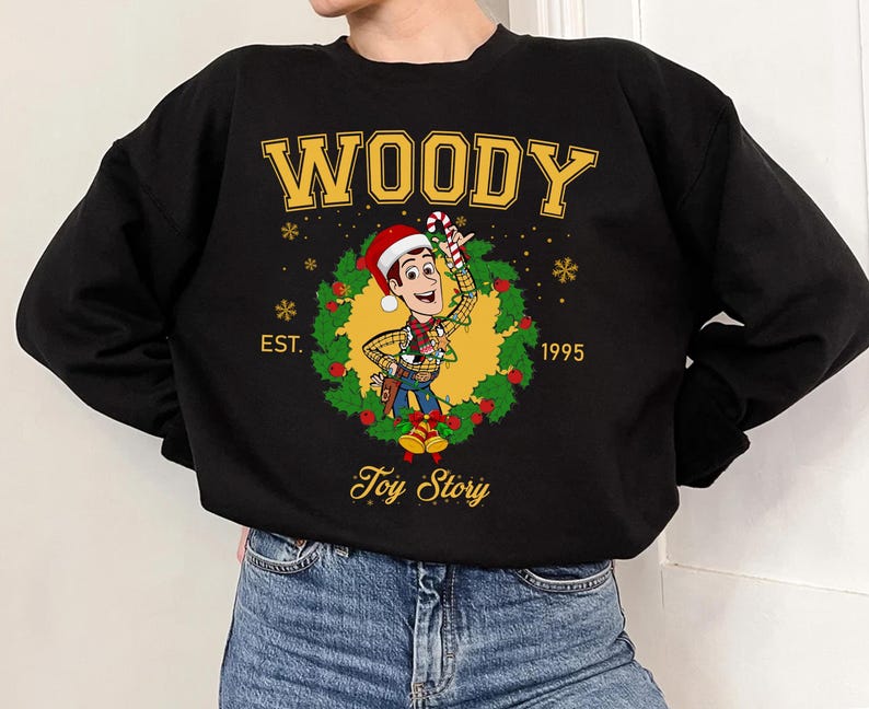 Disney Toy Story Charaktere Est 1995 Weihnachtskranz Lichter Shirt, Toy Story Weihnachten Sweatshirt, Disneyland Weihnachten Passende Familien Shirts Bild 4