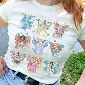 Camiseta Coquette Bow Disney Princess Butterfly Group Shirt, Disney Aurora Ariel Belle Cinderella Tiana, Camiseta Disney Girl's Trip, Camiseta Princess Bow imagen 2