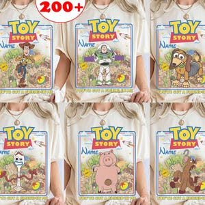 Puede incluir: Camisetas color crema con varios personajes de Toy Story dentro de un diseño enmarcado. Cada camiseta muestra el logotipo de "Toy Story", la palabra "Name" y la frase "You've Got a Friend in Me". La imagen incluye un gráfico "200+".