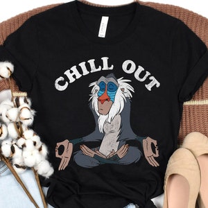 Disney Lion King Rafiki Chill Out Meditation Graphic Shirt, maglietta coordinata per la famiglia Disneyland, maglietta Magic Kingdom, parco a tema WDW Epcot