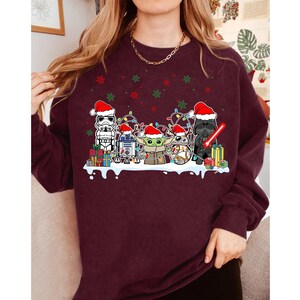 Camiseta navideña de personajes de Star Wars, camiseta navideña de Darth Vader, Stormtrooper y Baby Yoda, camiseta navideña de Disneyland, camiseta navideña de Galaxy's Edge imagen 1