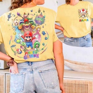 Pu&ograve; includere: Un set di tre tazze in ceramica con finitura opaca e macchiettata. Le tazze sono nei toni del crema, grigio chiaro e grigio scuro. Ogni tazza ha un design semplice e minimalista.