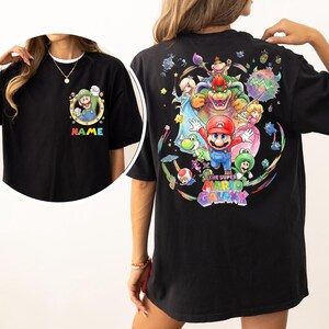 Maglietta personalizzabile con poster del film Super Mario Galaxy su entrambi i lati, maglietta Mario Since 85, maglietta Super Mario degli Universal Studios, maglietta di compleanno di Orlando agli Universal Studios immagine 3