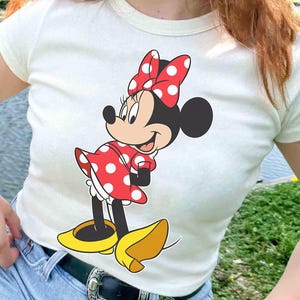 Maglietta coordinata per la famiglia Disney con Minnie Mouse in posa classica, Topolino e amici, Disneyland, Magic Kingdom e il parco a tema WDW Epcot. immagine 1