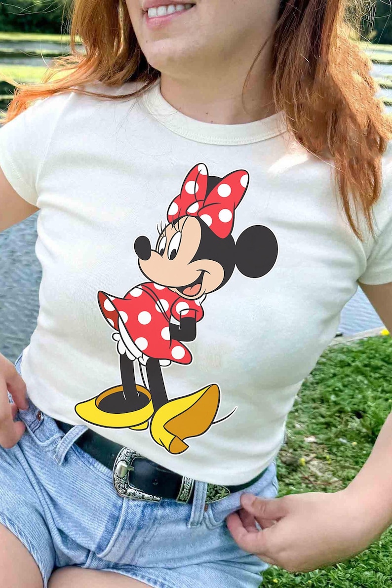 Maglietta coordinata per la famiglia Disney con Minnie Mouse in posa classica, Topolino e amici, Disneyland, Magic Kingdom e il parco a tema WDW Epcot. immagine 1