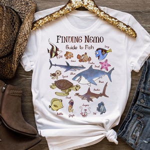Camiseta com estampa divertida do Guia de Peixes do filme Procurando Nemo da Disney, ideal para combinar com a família na Disneylândia, camiseta do Magic Kingdom e do Parque Temático Epcot da Disney World.