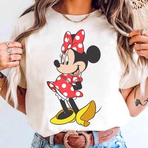 Maglietta coordinata per la famiglia Disney con Minnie Mouse in posa classica, Topolino e amici, Disneyland, Magic Kingdom e il parco a tema WDW Epcot. immagine 3