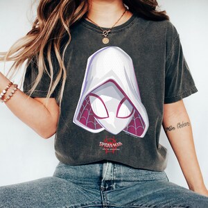 Marvel Spider-Gwen Spiderverse Maske Grafik Spider Man Shirt, Disneyland Familie passendes Shirt, Magic Kingdom T-Shirt, BTW Epcot Freizeitpark Shirt Bild 3