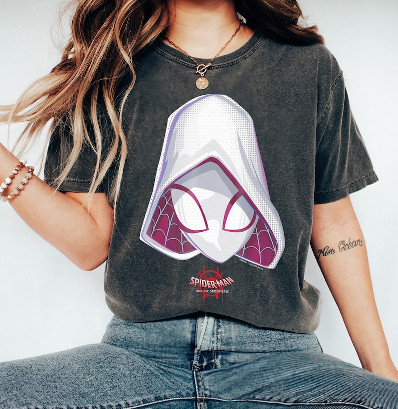 Marvel Spider-Gwen Spiderverse Maske Grafik Spider Man Shirt, Disneyland Familie passendes Shirt, Magic Kingdom T-Shirt, BTW Epcot Freizeitpark Shirt Bild 3
