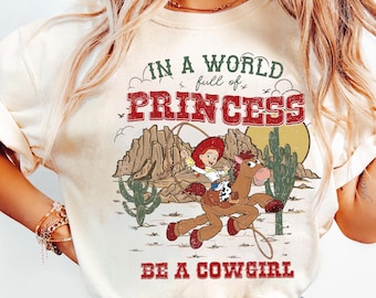 Maglietta Disney Pixar Toy Story In A World Full Of Princess Jessie Comfort Colors, maglietta vintage Jessie e Bullseye, maglietta abbinata a Disneyland