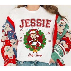 Disney Toy Story Charaktere Est 1995 Weihnachtskranz Lichter Shirt, Toy Story Weihnachten Sweatshirt, Disneyland Weihnachten Passende Familien Shirts Bild 3