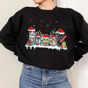 Camiseta navideña de personajes de Star Wars, camiseta navideña de Darth Vader, Stormtrooper y Baby Yoda, camiseta navideña de Disneyland, camiseta navideña de Galaxy's Edge imagen 2