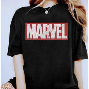 Marvel klassiek logo film grafisch T-shirt, bijpassende Disneyland-familieshirt, Magic Kingdom-T-shirt, WDW Epcot-themaparkshirt afbeelding 2